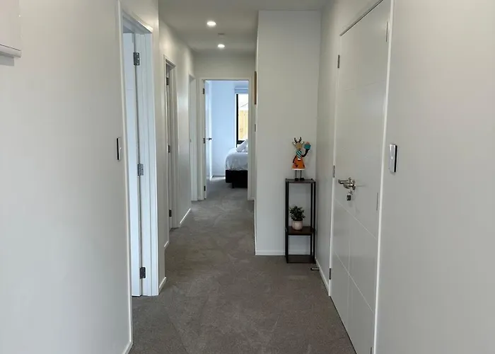 Brand New Modern Comfort - 3 Bedroom 2 Bathrm