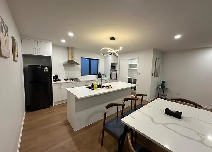 Brand New Modern Comfort - 3 Bedroom 2 Bathrm *
