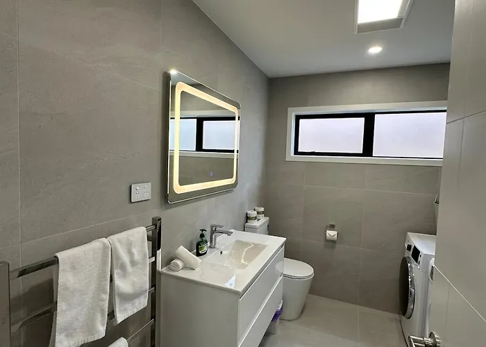 Brand New Modern Comfort - 3 Bedroom 2 Bathrm